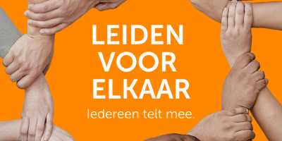 Armen houden elkaar vast in de vorm van een kring. In het midden van de kring zijn de worden "Leiden voor elkaar. Idereen telt mee."